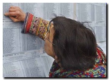 mujer-consultando-padrones-ap