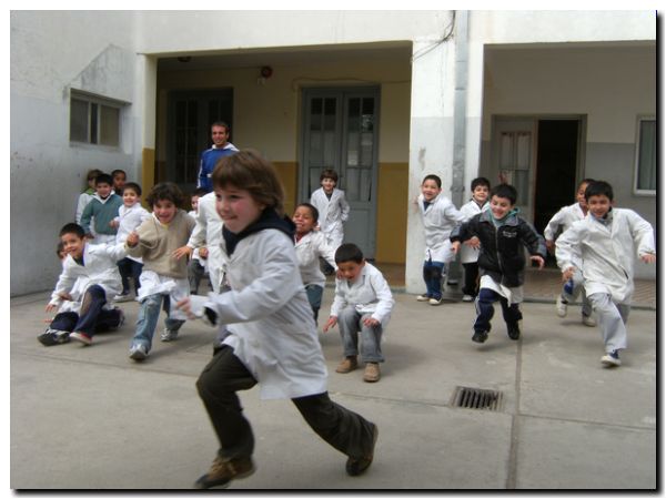 dibujos ninos jugando en la escuela