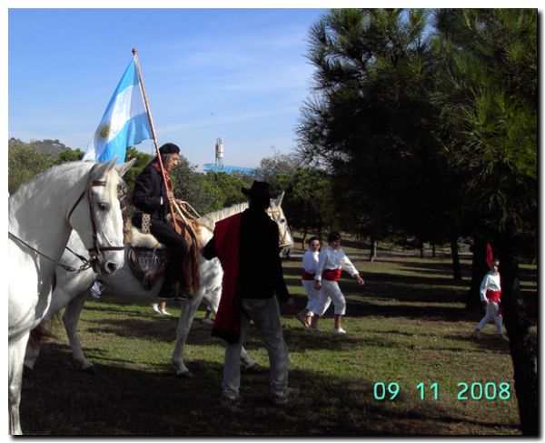 vendrell-Geis ayudando al abanderado vendrell-Geis ayudando al abanderado
